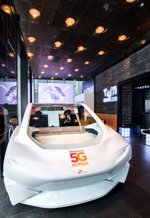 SK텔레콤이 글로벌 5G 경쟁의 주도권 확보와 5G 조기 상용화를 위해 전사 역량을 총 결집에 나선다고 밝혔다. 사진은 서울 을지로 ICT체험관 티움을 방문한 방문객이 SKT의 5G 자율주행 컨셉 차량을 체험하고 있다.