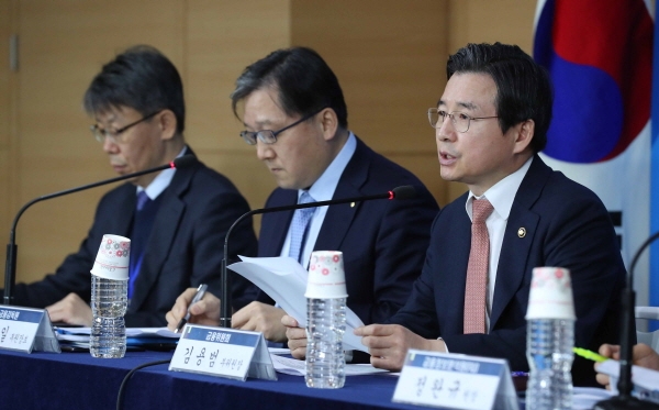 김용범 금융위원회 부위원장(오른쪽)이 23일 서울 광화문 정부청사 브리핑룸에서 열린 기자간담회에서 발언하고 있다.