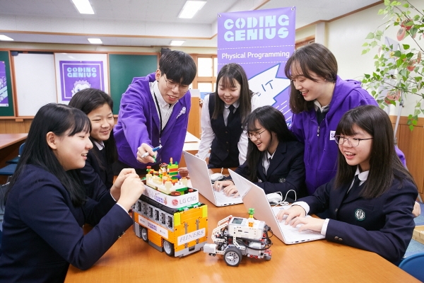 서울 서대문구 동명여자중학교 학생들이 '코딩 지니어스' 대학생 자원봉사자들과 코딩 실습을 하고 있는 모습.