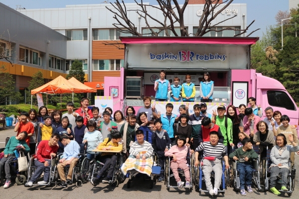 SPC그룹 임직원들은 지난 17일 경기도 성남시 소망재활원에서 배스킨라빈스 핑크카와 함께 아이스크림 파티와 식사보조 등 봉사활동을 진행했다.