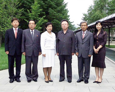 참고사진 . 2009년 방북시 김정일위원장과 촬영한 현정은 회장 모습