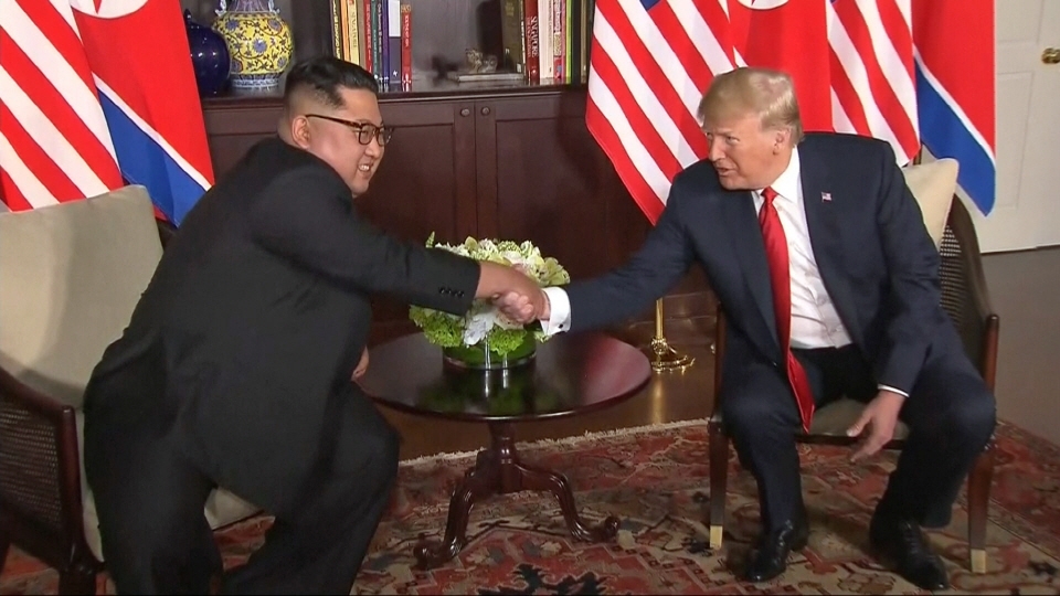 북미 정상회담에 나선 김정은 북한 국무위원장과 트럼프 미국 대통령이 악수를 나누고 있다.(사진=뉴시스)