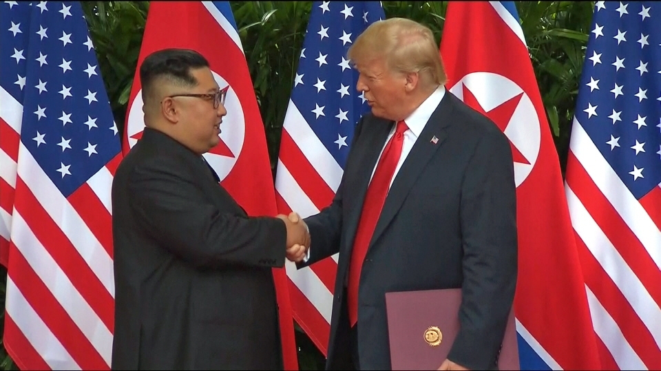 도널드 트럼프 미국 대통령과 김정은 북한 국무위원장이 12일 싱가포르 센토사 섬 내 카펠라 호텔에서 합의문에 서명한 후 악수를 나누고 있다.(사진=뉴시스)