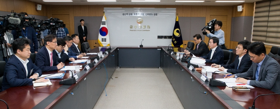 김용범 금융위원회 부위원장(오른쪽 세 번째)은 14일 정부서울청사에서 금감원, 검·경 등과 합동점검회의를 열고 