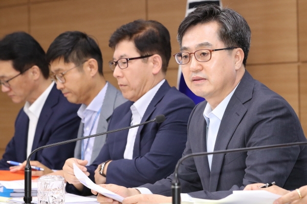 김동연 부총리 겸 기획재정부 장관(오른쪽)이 지난달 24일 정부세종청사에서 열린 2019년 예산안 사전 브리핑에서 예산안에 대해 설명하고 있다.