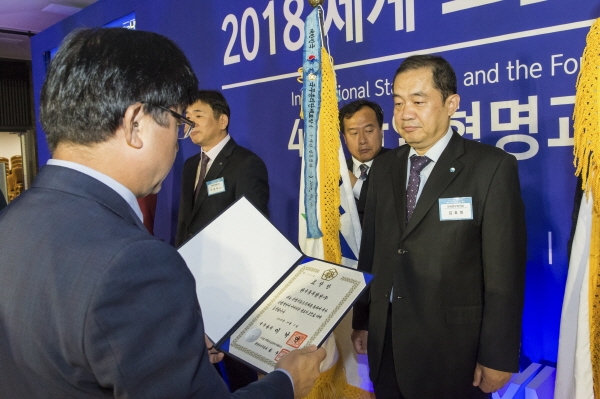 한국중부발전 김호빈 기술본부장이 ‘2018년 세계표준의 날’ 국무총리표창을 수여받고 있다.