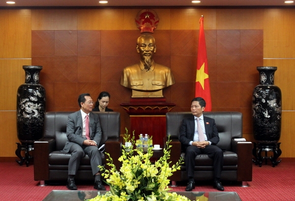 한국전력 김종갑 사장(왼쪽)이 지난 22일 베트남 하노이에서 쩐 뚜언 아잉 산업통상부 장관(오른쪽)을 만나 상호 협력방안을 논의하고 있다.