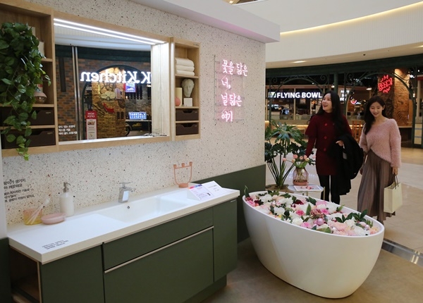 15일 경기도 고양 스타필드 지하 1층 한샘 키친앤바스 팝업스토어에서 고객들이 매장을 둘러보고 있다.