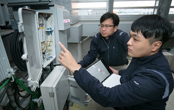 LG유플러스 직원들이 새로 개발된 광선로감시시스템을 시험하고 있다.