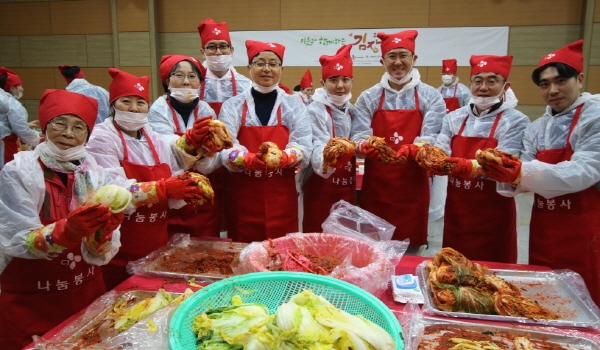 ‘이웃과 함께하는 2018 김장 나눔 행사’에 참가한 문종석 CJ프레시웨이 대표이사(왼쪽 다섯 번 째)를 비롯한 임직원, 자원봉사자들이 기념사진을 찍고 있다.