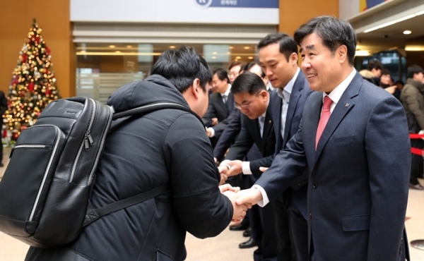 김형사장 및 임원진이 지난 1월 2일 신년인사회에서 출근하는 직원들과 악수를 나누고 있다.