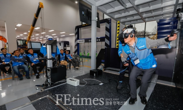 대림 임원이 VR 장비를 착용하고 고소작업을 체험하고 있다.