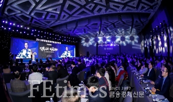 지난 31일 중국 베이징에서 열린 ‘더마샤인 밸런스 런칭쇼’에서 왕룽야 교수가 ‘피부미용 영역상의 더마샤인 밸런스 사용법’에 대한 강연을 하고 있다.