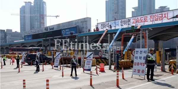 한국도로공사는 고속도로 순찰대와 합동으로 3일 서울톨게이트에서 안전띠 미착용 집중단속을 하고 있다. (사진=한국도로공사 제공)