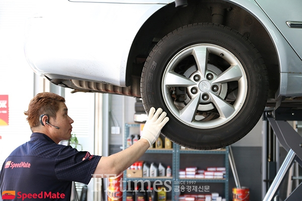 SK네트웍스의 종합차량관리 브랜드 스피드메이트가 ‘2019 한국 산업 브랜드파워(K-BPI)’에서 17년 연속 자동차관리부문 1위로 선정됐다고 밝혔다. 사진은 타이어를 점검 중인 모습