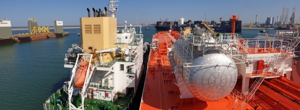 삼성중공업이 자체기술로 첫 건조한 LNG 연료추진 유조선(사진 오른쪽)이 네덜란드 로테르담항에서 LNG 벙커링 선박(사진 왼쪽)으로부터 LNG를 공급 받고 있는 모습.