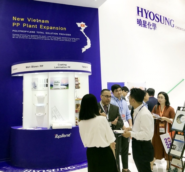 효성화학이 지난 21일부터 오는 24일까지 중국 광저우에서 열리는 플라스틱·고무 산업 박람회 ‘차이나플라스 2019’에 참가하고 있다. 사진은 효성화학 임직원이 방문객과 상담하는 모습.