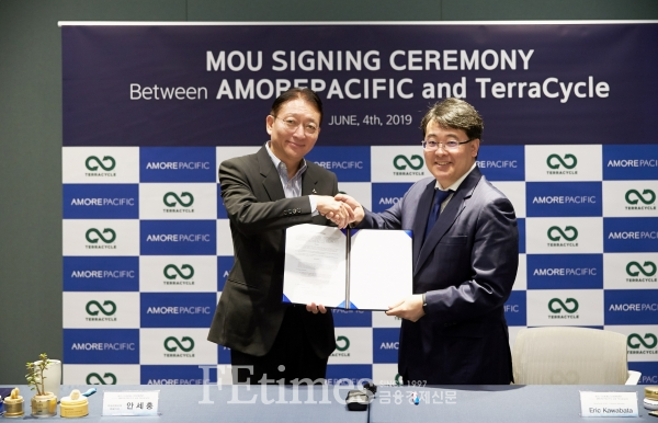 아모레퍼시픽 안세홍 대표이사 사장(좌)과 테라사이클 아시아태평양지역대표 에릭카와바타(우)가 아모레퍼시픽 본사에서 공병 재활용을 위한 업무 협약을 체결하고 있다.