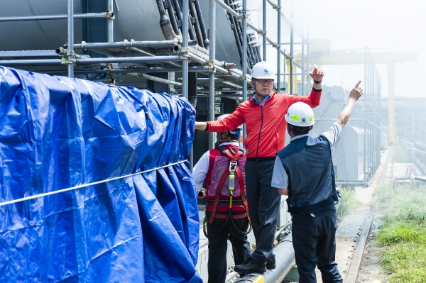 박형구 중부발전 사장이 지난 6일 보령화력 3호기 성능개선 공사현장에서 근로자 안전대책을 점검하고 있다.