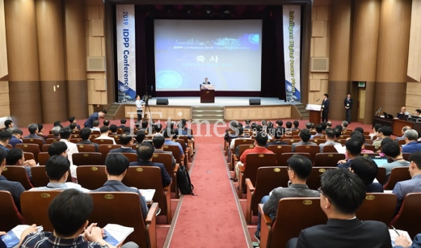 강승준 기획재정부 공공정책국장이 5일 한전 전력연구원(대전광역시 소재)에서 개최한 '2019 지능형 디지털 발전소(IDPP) 개발 컨퍼런스'에서 축사를 하고 있다.