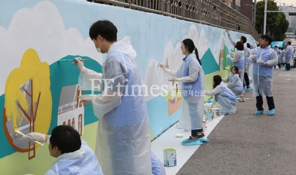 동아쏘시오그룹 임직원들이 지난 10일 서울 동대문구 전농동 청량리역 일대에서 봉사활동 일환으로 벽화를 그리고 있다.