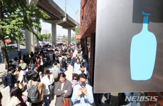 지난 5월 오픈한 서울 성동구 성수동 블루보틀 1호점에서 고객들이 매장에 입장하기 위해 인산인해를 이루고 있다.(사진=뉴시스 제공)