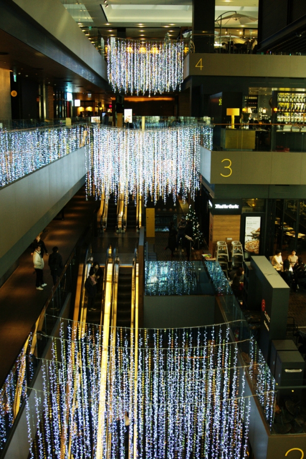 대림산업이 운영하는 서울 광화문 소재 디타워 내부에 설치된 크리스마스 조형물.