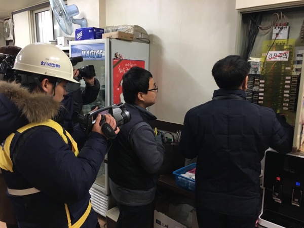 한국전력 직원들이 전통시장에서 전력설비 안전점검을 하고 있는 모습.