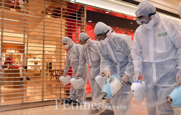 사진설명 - 신종 코로나 바이러스 확산에 따른 우려로 롯데백화점에서 방역업체 직원들이 방역을 진행하고 있다.