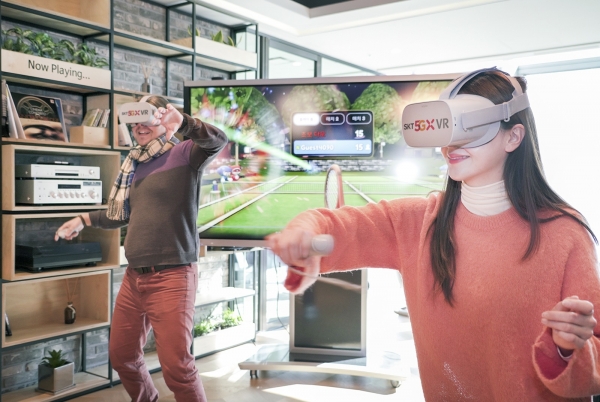 SK텔레콤은 VR 벤처게임회사인 픽셀리티게임즈와 함께 넥슨의 인기 캐릭터 ‘다오’와 ‘배찌’ 등이 등장하는 ‘크레이지월드VR’ 베타 테스트를 시작한다고 13일 밝혔다. 게임 이용자들이 ‘오큘러스 고’를 머리에 쓰고 ‘크레이지월드 VR’을 즐기고 있다.