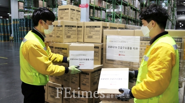 다이소 직원들이 대구광역시에 지원할 KF94 마스크를 전달하고 있다.