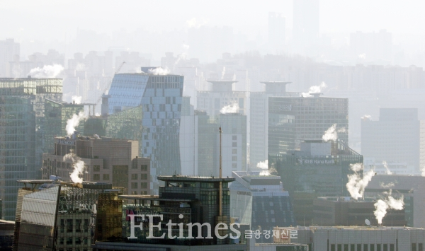 서울 서대문구 안산에서 바라본 도심의 건물에 난방 수증기가 피어오르고 있다. 사진=뉴시스 제공