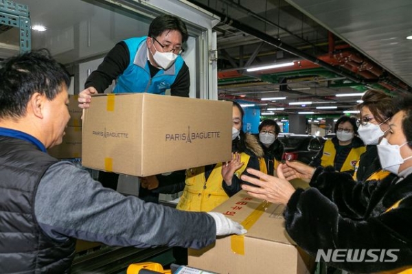 SPC그룹 임직원들이 대구지역에 보낼 지원품을 옮기고 있다. (사진 뉴시스 제공)