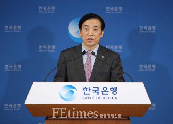 한국은행 이주열 총재가 지난 3월 16일 기준금리를 1.25%에서 50bp 인하한 0.75%로 결정하면서 기자 간담회를 열고 배경을 설명하고 있다. [사진=뉴시스]
