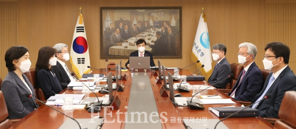 한국은행 이주열 총재가 28일 금융통화위원회 본회의에서 회의를 주재했다.