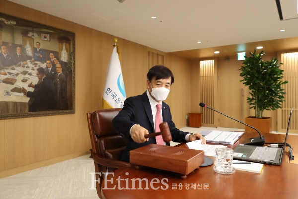 28일 금융통화위원회에 참석한 이주열 한국은행 총재가 0.25% 금리인하를 발표했다.