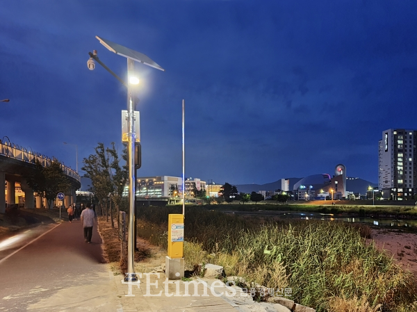 한국동서발전은 울산 동천강 산책로에 태양광 가로등을 설치했다고 15일 밝혔다. (사진=한국동서발전 제공)