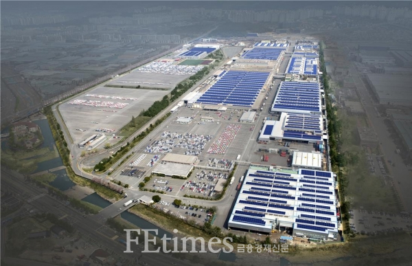 한국지엠 공장 지붕에 태양광발전소를 설치한 사례. (사진=뉴시스)