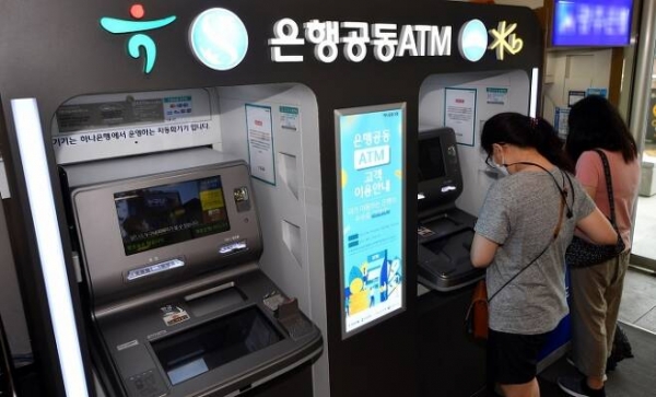 광주 광산구 우산동 이마트광산점에 설치된 KB국민·신한·하나·우리은행 공동 자동화기기(ATM)를 고객들이 이용하고 있다. (사진=뉴시스)