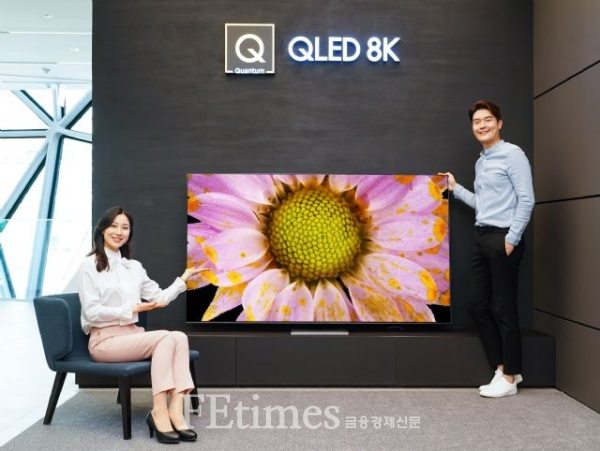 삼성전자 모델이 삼성 프리미엄 스토어 갤러리아 광교점에서 2020년형 QLED 8K TV 85형 QT950S 신제품을 소개하고 있다. (사진=삼성전자)