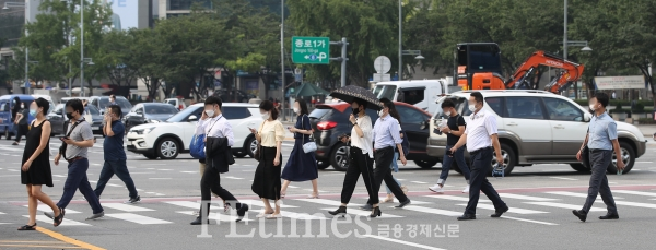 26일 서울 종로구 광화문 네거리에서 시민들이 마스크를 착용하고 출근길 발걸음을 재촉하고 있다. 코로나19 확산으로 기업체감경기 회복세가 둔화될 전망이다. (사진=뉴시스)