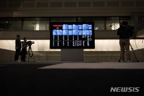지난 1일 일본의 도쿄증권거래소는 시스템 장애로 인해 모든 상장 주식의 거래가 중단됐다. 사진은 이날 도쿄의 한 주식방송사가 텅 빈 거래 차트 앞에서 대기하는 모습.(사진=뉴시스)