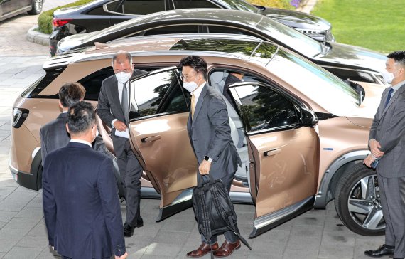 정의선 현대자동차그룹 회장이 15일 서울 종로구 정부서울청사에서 열린 '제2차 수소경제위원회'에 참석하기 위해 이동하고 있다.(사진=뉴시스)