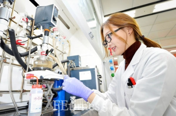 LG화학 미래기술연구센터 연구원들이 새로 개발한 생분해성 신소재의 물성을 테스트하고 있다. (사진=LG화학)