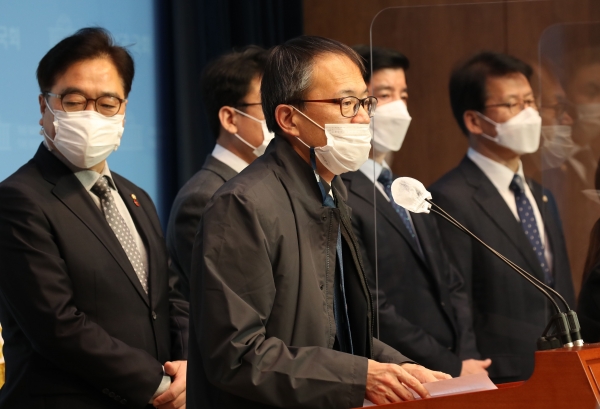 박주민 더불어민주당 의원이 11일 국회 소통관에서 열린 중대재해기업처벌법 발의 및 제정 촉구 기자회견에 참석해 발언하고 있다. (사진=뉴시스)