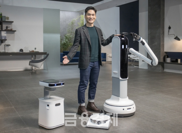 승현준 삼성리서치 소장이 11일 CES 2021 삼성 프레스 컨퍼런스에서 ‘삼성봇 케어’(왼쪽부터), ‘제트봇 AI’, ‘삼성봇 핸디’를 소개하고 있다. (사진=삼성전자)