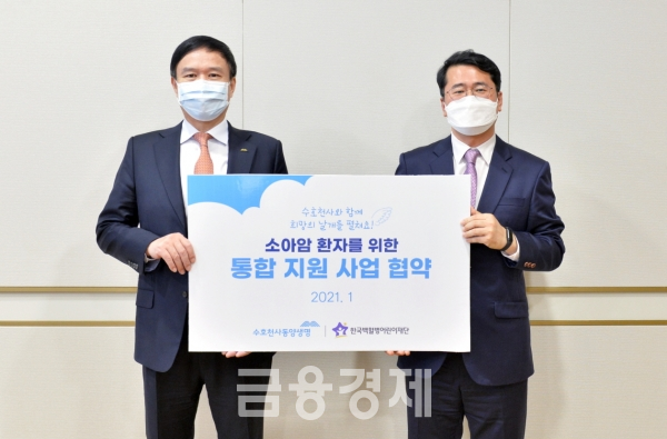 사진설명 - 뤄젠룽 동양생명 사장(왼쪽)과 서선원 한국백혈병어린이재단 사무총장(오른쪽)이 기념촬영을 하고 있다.