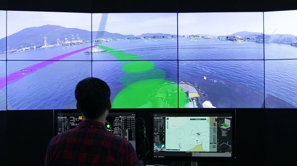 삼성중공업 선박해양연구센터 내 원격관제센터에서 자율운항 중인 선박에 장착된 고성능 카메라를 통해 주변 장애물을 확인하는 모습.(사진=삼성중공업 제공)