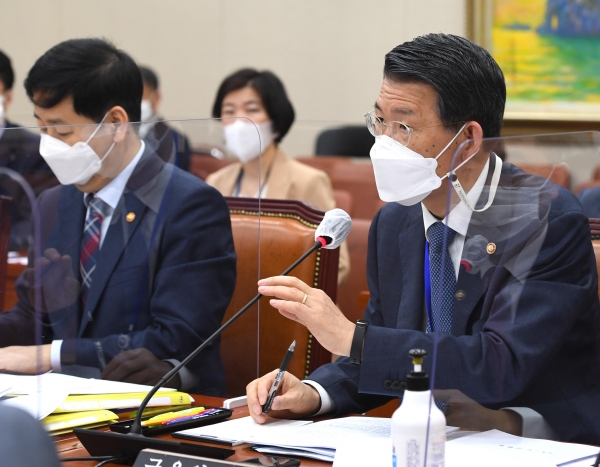 은성수 금융위원장이 지난 22일 서울 여의도 국회에서 열린 정무위원회 전체회의에서 의원 질의에 답하고 있다.(사진=뉴시스)