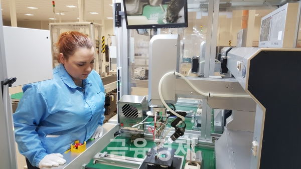 LS전선 폴란드 사업장에서 직원이 전기차 배터리용 부품을 점검하는 모습